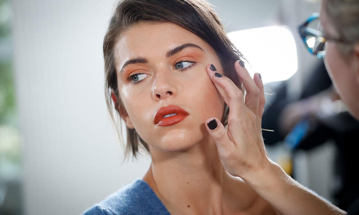 Construye tu maquillaje monocromático en tonos naranjas con la paleta Eye Go Wild, el colorete Life’s a peach y el pintalabios Corail Constant de Infalible 24H, todo de L’Oréal Paris.